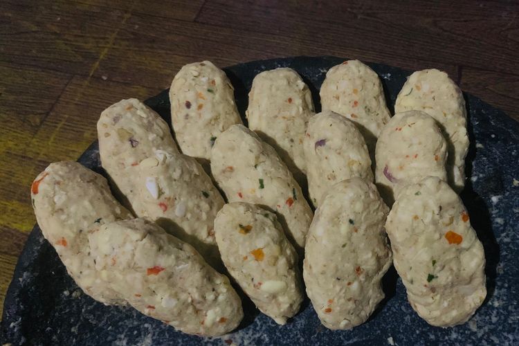 Kuliner khas Jawa Timur yang khas Malang Raya berbahan dasar tempe, Mendol sebelum digoreng.