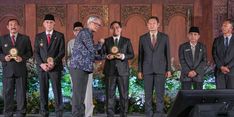 Berhasil Turunkan Angka Stunting, Bupati HST Raih Penghargaan dari BKKBN
