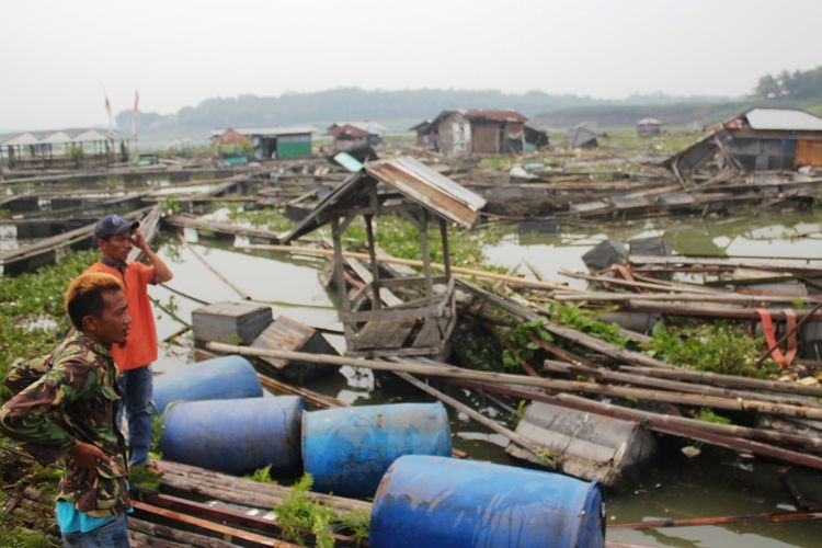 Kondisi kolam jaring apung di Waduk Cirata Blok Coklat Desa Cikidangbayabang, Kecamatan Mande, Kabupaten Cianjur, Jawa Barat yang porak poranda akibat diterjang banjir bandang Sungai Cisokan, Minggu (15/12/2019)