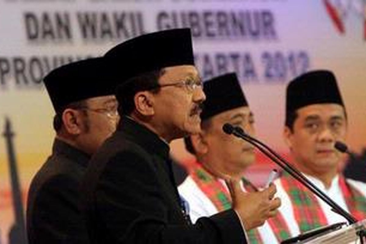 Pasangan calon gubernur dan wakil gubernur DKI Jakarta, Fauzi Bowo-Nachrowi Ramli, dan Hendarji Supanji-Ahmad Riza Patria mengikuti debat yang diadakan oleh KPU DKI Jakarta, Minggu (24/6/2012). Debat dilakukan untuk mengetahui pasangan calon dalam mengatasi permasalahan Jakarta.