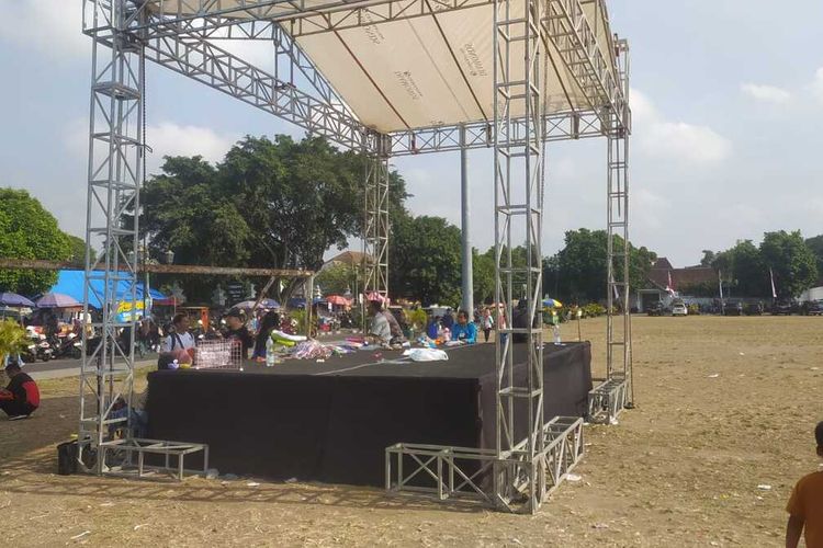 Panggung dan stand di acara yang gagal diselenggarakan di Alun-alun Selatan, Minggu (6/10/2024)