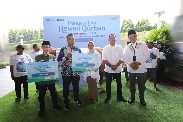 Prosesi penyeran hewan kurban dari TelkomGroup yang dilakukan secara simbolis.
