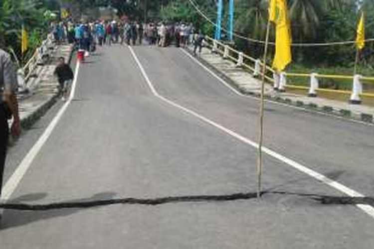 Jembatan Putrapinggan di Kabupaten Pangandaran ambles setelah hujan selama dua hari mengguyur wilayah tersebut, Minggu (9/10/2016).