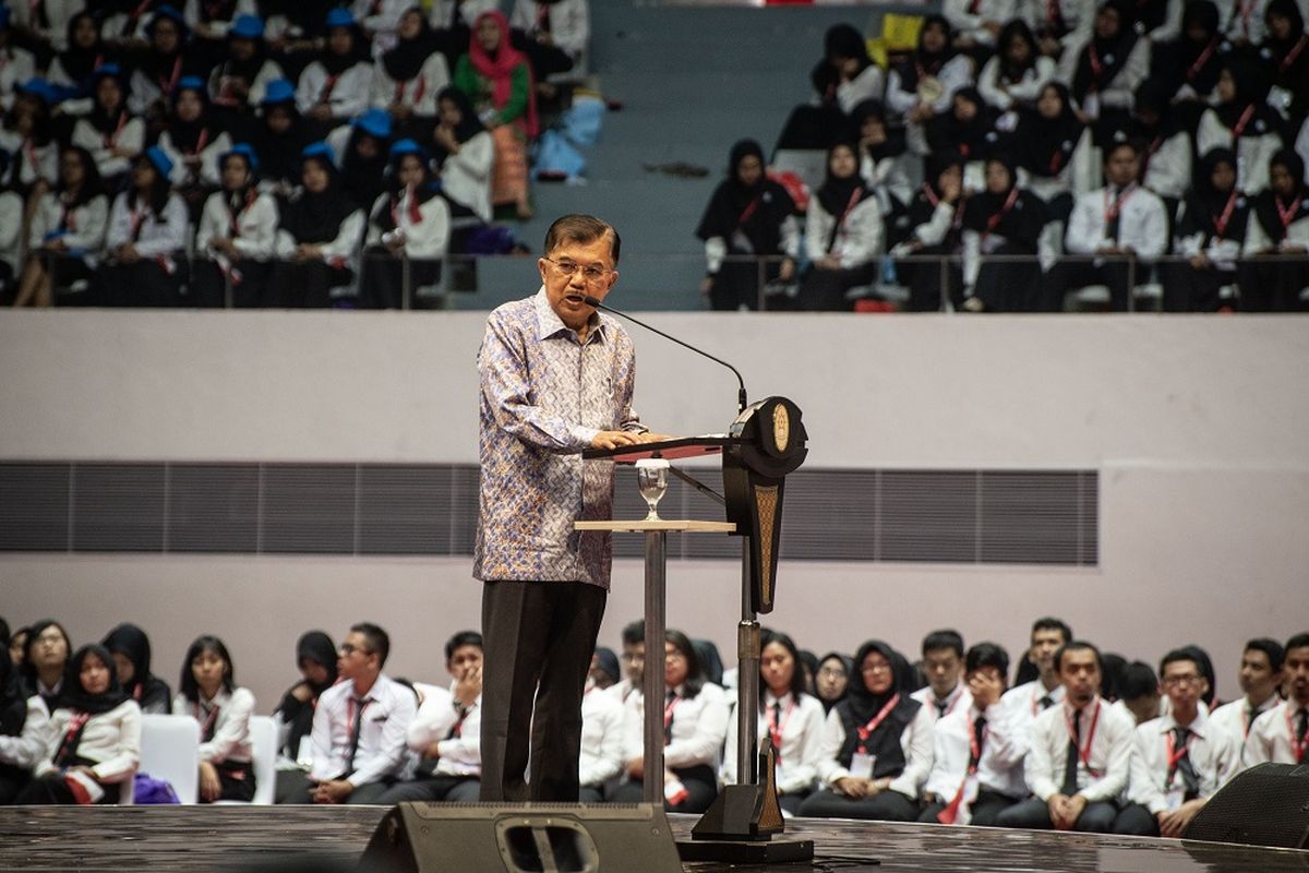 Wakil Presiden Jusuf Kalla berbicara dalam acara Presidential Lecture 2019 di Istora Senayan, Jakarta, Rabu (24/7/2019). Kegiatan yang diikuti oleh 6.148 CPNS hasil seleksi tahun 2018 itu mengangkat tema Sinergi Untuk Melayani. ANTARA FOTO/Aprillio Akbar/hp.