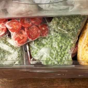 ilustrasi menyimpan bahan makanan di kulkas.
