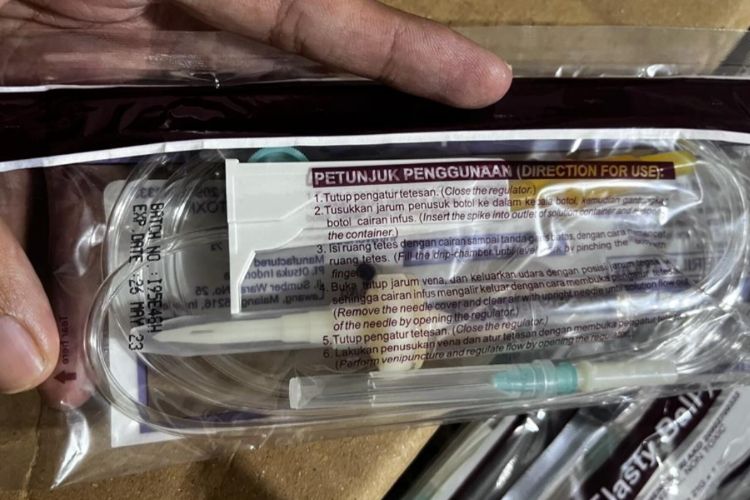 Salah satu alat kesehatan berupa jarum suntik dan selang infus yang sudah kedaluwarsa, masih disimpan di ruang farmasi Puskesmas Kowel Pamekasan.