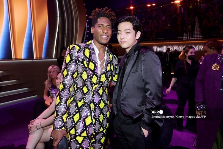 LAS VEGAS, NEVADA - APRIL 03: (L-R) Jon Batiste and V of BTS attend the 64th Annual GRAMMY Awards at MGM Grand Garden Arena on April 03, 2022 in Las Vegas, Nevada.   Emma McIntyre/Getty Images for The Recording Academy/AFP (Photo by Emma McIntyre / GETTY IMAGES NORTH AMERICA / Getty Images via AFP)
