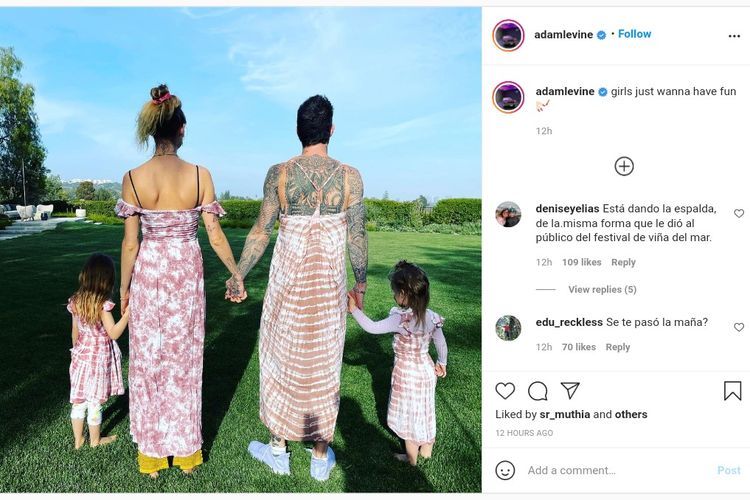 Vokalis Maroon 5 Adam Levine (kedua dari kanan) berfoto bersama istri dan kedua putrinya.