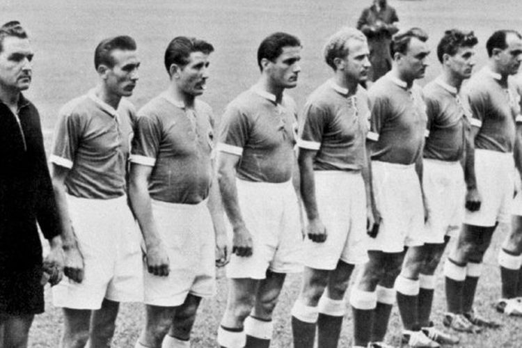 Timnas Jerman Barat kala akan berlaga dalam sebuah pertandingan di tahun 1954. Jerman Barat menciptakan kisah bernama Keajaiban Bern begitu mereka menjadi juara Piala Dunia 1954 dengan mengalahkan raksasa sepak bola kala itu, Hongaria, di partai final pada 4 Juli 1954 di Bern, Swiss.