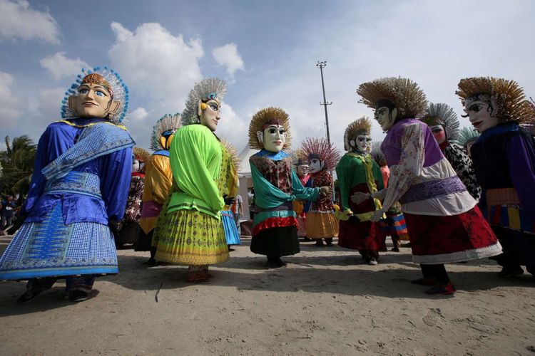 Parade ondel-ondel memeriahkan acara Explore Ondel-Ondel di Pantai Lagoon, Taman Impian Jaya Ancol, Jakarta Utara, Sabtu (23/6/2018). Acara ini digelar dalam rangkaian HUT ke-491 Jakarta.