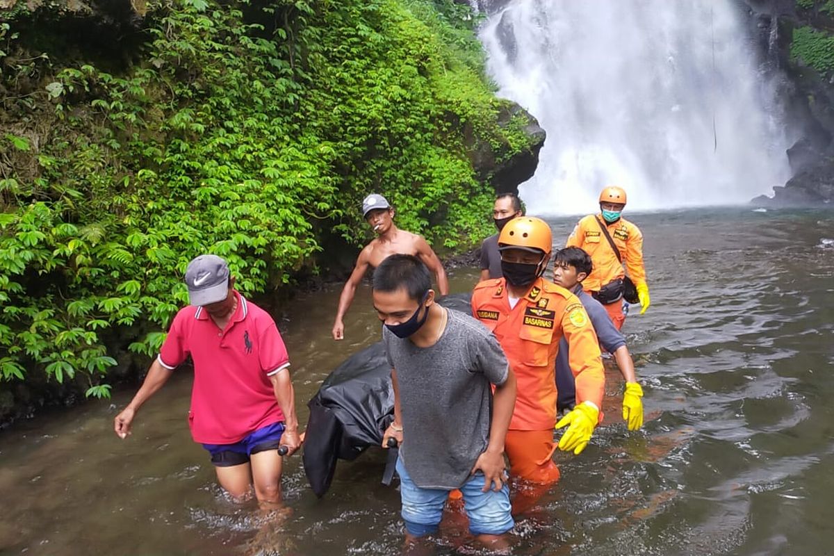 The Bali National Search and Rescue Agency personnel evacuate an Argentine man who was found dead floating in Cemara Waterfall in Buleleng regency, Bali on Tuesday, November 17, 2020.   