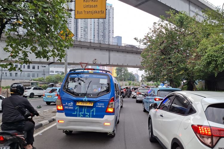 Update: Macet 2 Km di S Parman Jakbar, Evakuasi Besi dari Truk Terguling Belum Rampung