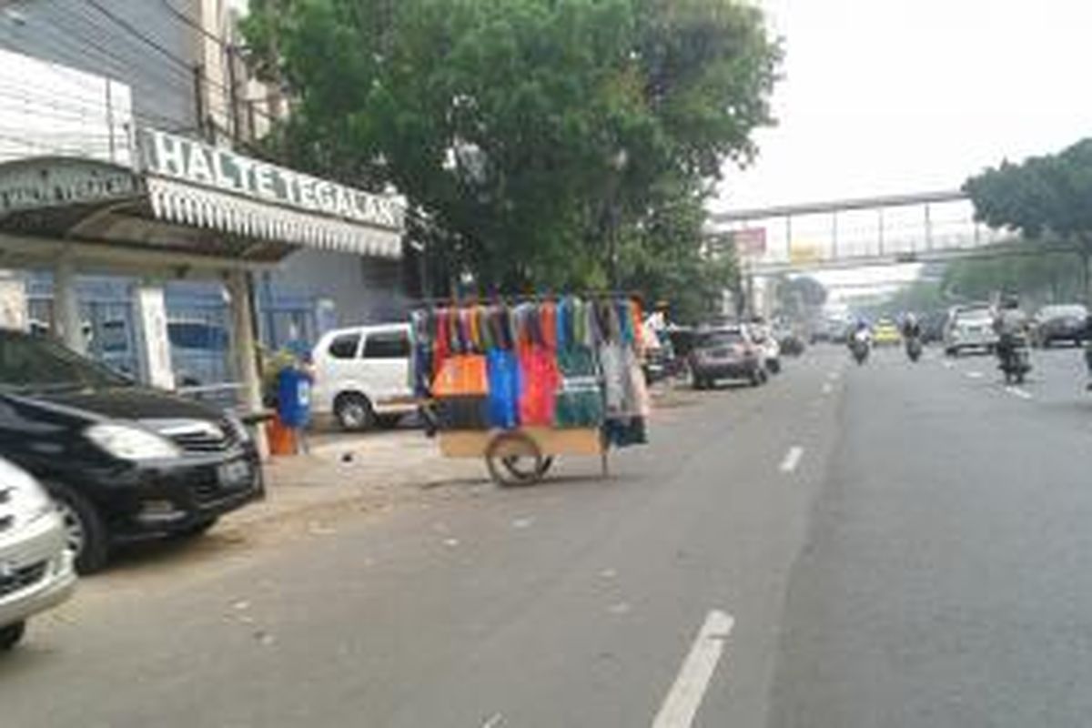 Gerobak penjual jas hujan mulai bermunculan, antara lain di kawasan Matraman di antara Jalan Salemba hingga Jatinegara, Jakarta Timur. Gambar diambil pada Sabtu (8/11/2014).