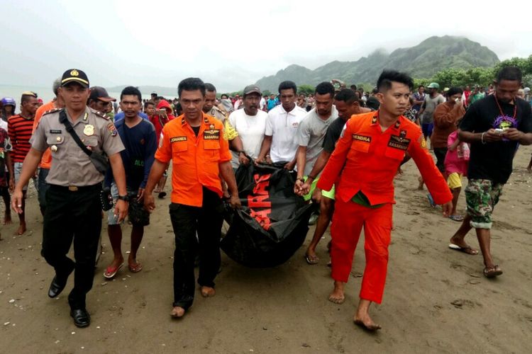 Jenazah Abia Sala Dopong Abora alias Beri (26), saat dievakusi oleh Tim SAR dan polisi dari Pantai  Nino, Desa Oepuah Utara, Kecamatan Biboki Moenleu, Kabupaten Timor Tengah Utara (TTU), Nusa Tenggara Timur (NTT), Kamis (25/1/2018) pagi.