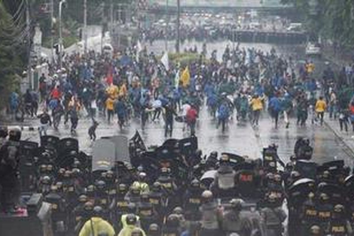 Mahasiswa yang berunjuk rasa menolak kenaikan harga bahan bakar minyak (BBM) terlibat bentrok dengan polisi di Jalan Medan Merdeka Timur, Jakarta, Selasa (27/3/2012). Bentrokan terjadi saat sekitar 1.000 mahasiswa yang berasal dari beberapa universitas mencoba menuju Istana Negara. Sejumlah mahasiswa ditahan dalam unjuk rasa ini.