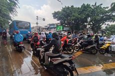 Pengendara Motor Tergelincir di Jalan Raya Bogor, imbas Meluapnya Kali Baru