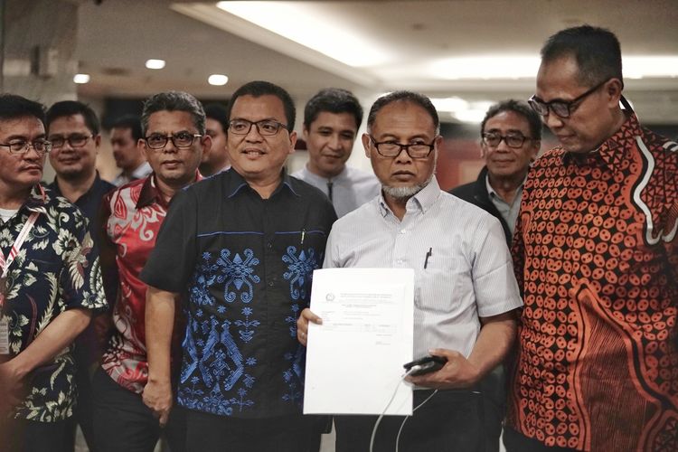 Tim Hukum pasangan capres-cawapres nomor urut 02 Prabowo Subianto-Sandiaga Uno mengajukan perbaikan permohon sengketa hasil Pemilu Presiden dan Wakil Presiden (Pilpres) 2019 ke Mahkamah Konstitusi (MK), Senin (10/6/2019).