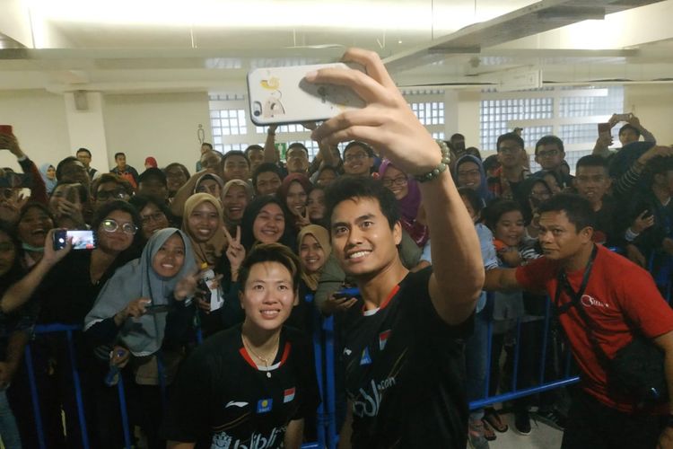 Pasangan ganda campuran Indonesia, Tontowi Ahmad/Liliyana Natsir, berswafoto dengan para penggemarnya di Istora Senayan, Jakarta, Minggu (27/1/2019) malam.