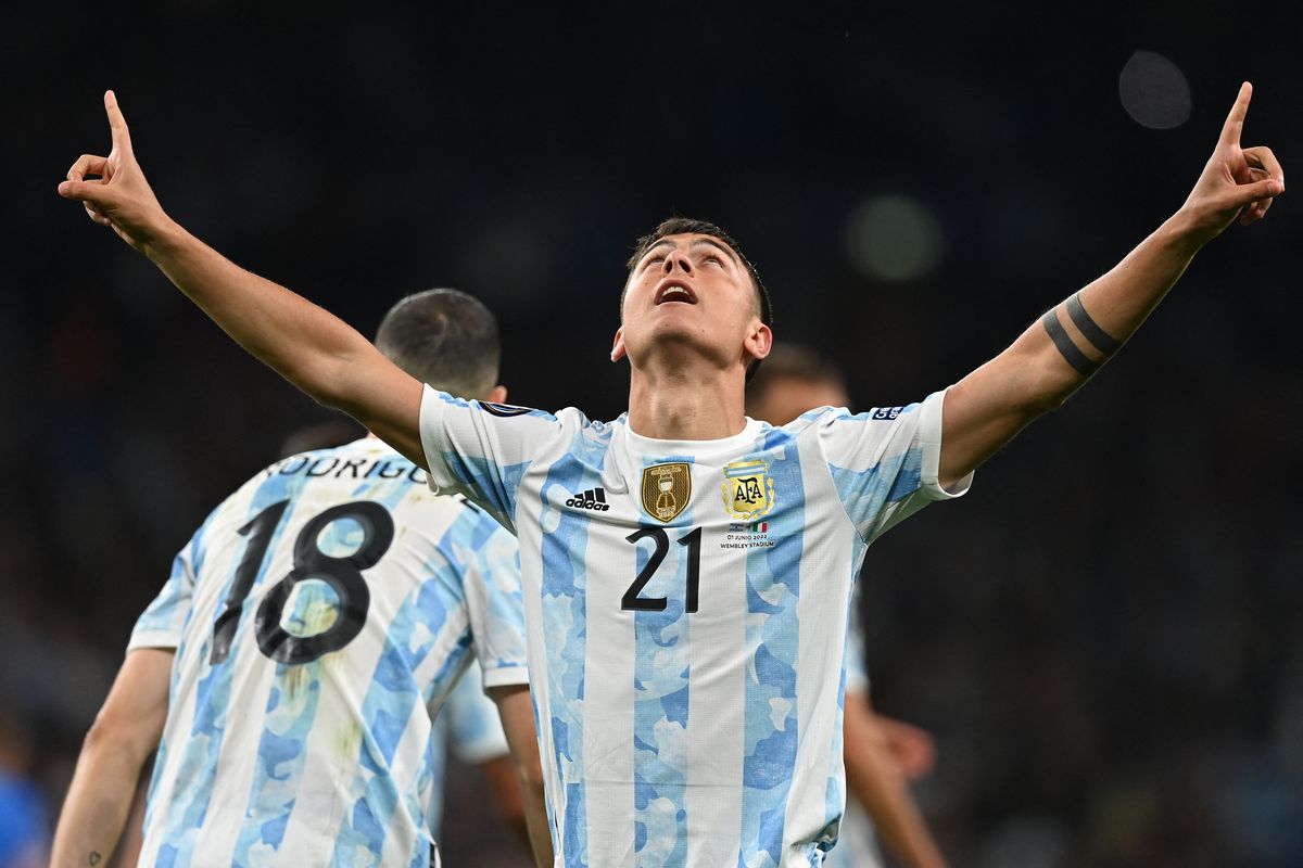 Striker Argentina Paulo Dybala berselebrasi usai mencetak gol pada laga persahabatan internasional 'Finalsima' antara Italia vs Argentina di Stadion Wembley di London pada 1 Juni 2022. - Kini, Dybala resmi bergabung dengan klub AS Roma usai pindah dari Juventus.