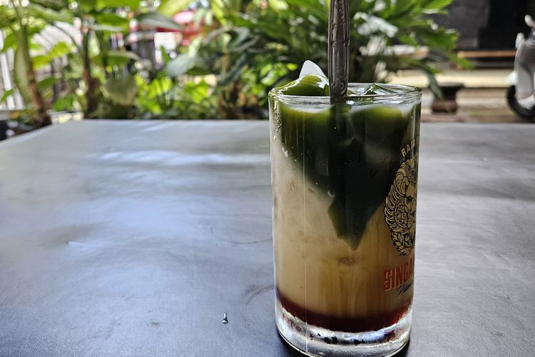 Minuman khas Bali, es daluman di salah satu warung di Kelurahan Banyuning, Kecamatan Buleleng, Kabupaten Buleleng, Bali.