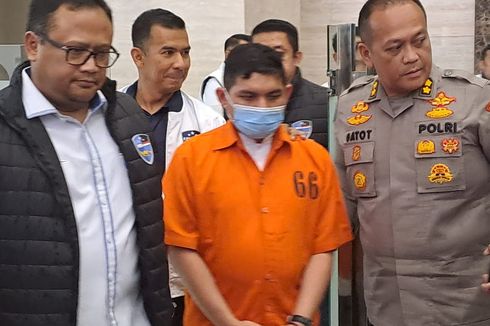 Polisi Pamerkan Peneliti BRIN yang Ancam Bunuh Warga Muhammadiyah, Pakai Baju Tahanan