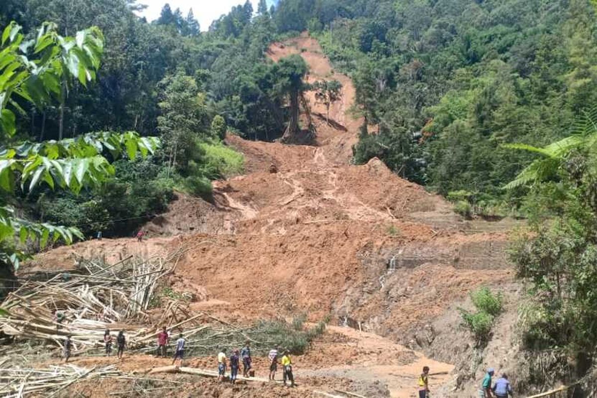 Bencana tanah longsor di Kampung Bottong, Dusun Putu, Lembang Randan Batu,  Kecamatan Makale Selatan, mengakibatkan 3 warga meninggal dunia dan 3 unit rumah rusak tertimbun material, Minggu (05/04/2020)