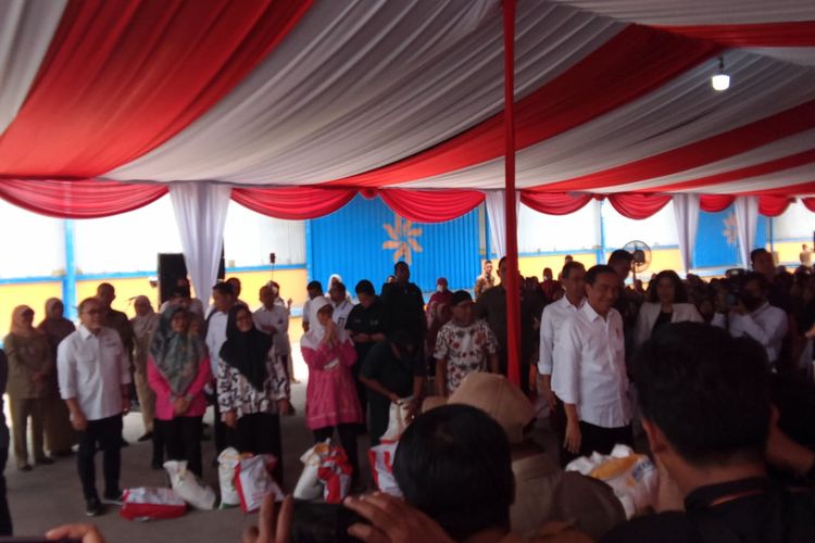 Presiden Joko Widodo (Jokowi) bersama dengan Badan Pangan Nasional (Bapanas) dan Perum Bulog mulai menyalurkan bantuan sosial alias bansos pangan tahap kedua, Senin (11/9/2023).