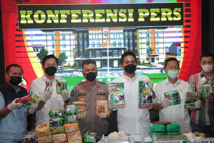 Anggota Ditnarkoba Polda Lampung menunjukkan barang bukti puluhan kilogram sabu-sabu yang hendak diselundupkan ke Pulau Jawa dari Sumatera, Selasa (20/9/2022).