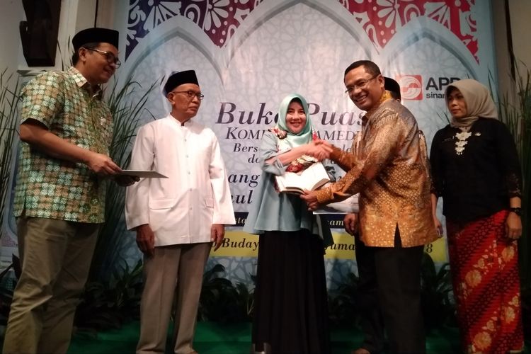 Managing Director APP Sinar Mas Salih Husin ketika menyerahkan wakaf Quran kepada warga Grogol Utara dan Gelora di Bentara Budaya Jakarta, Jumat (8/6/2018).