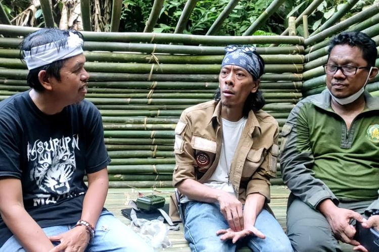 Dedi Mulyadi bersama tim Sanggabuana Wildlife Expedition saat melakukan penelusuran keberadaan macan tutul jawa di Gunung Sanggabuana, Karawang, Jawa Barat, Jumat (17/9/2021) lalu.