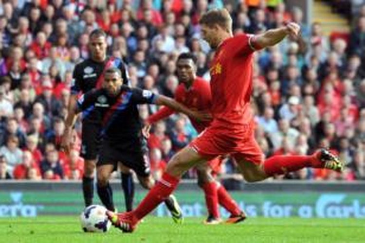 Kapten Liverpool, Steven Gerrard (merah), mengeksekusi penalti yang membobol gawang Crystal Palace pada laga Premier League di Stadion Anfield, Liverpool, Sabtu (5/10/2013).