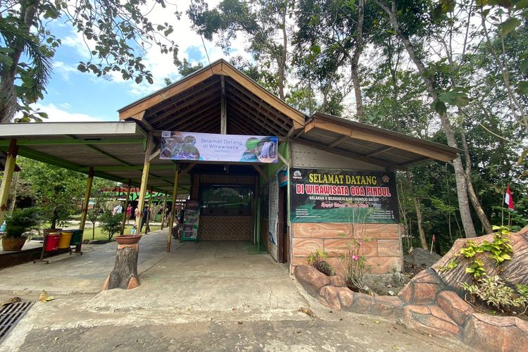 Tampak depan basecamp Goa Pindul Wirawisata, yang tidak jauh dari sana terdapat banyak toko yang menjual perlengkapan susur goa.