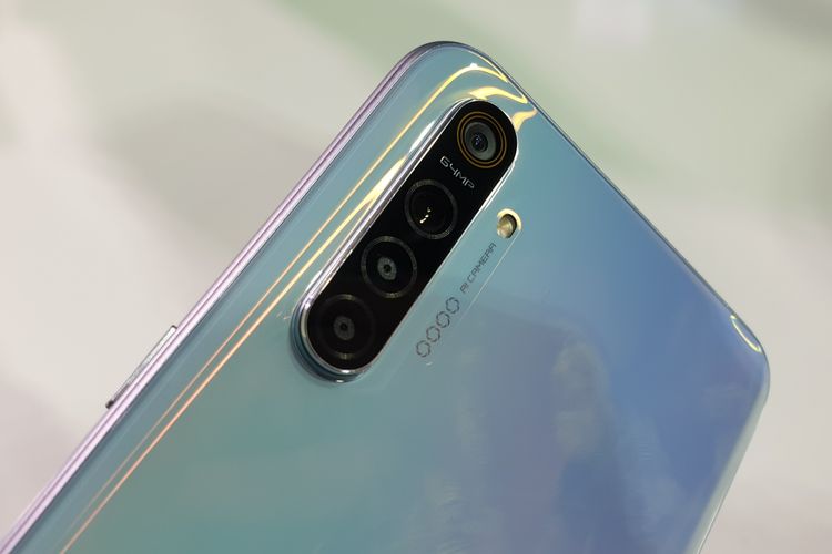 Empat kamera belakang Realme XT, kamera utama beresolusi 64 megapiksel.