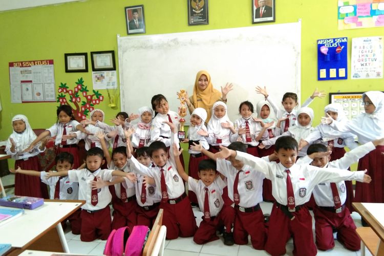 Defi Setyowati bersama murid-muridnya di SD Negeri Gading Kasri, Malang.