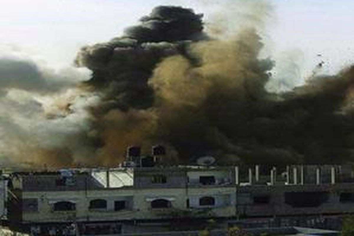 Ledakan terlihat saat militer Israel mengebom lokasi yang diduga menjadi posisi terowongan bawah tanah di Rafah, kawasan selatan Jalur Gaza, 14 Januari lalu. Israel menduga ratusan terowongan ini digunakan untuk menyelundupkan senjata dari Mesir ke Jalur Gaza.