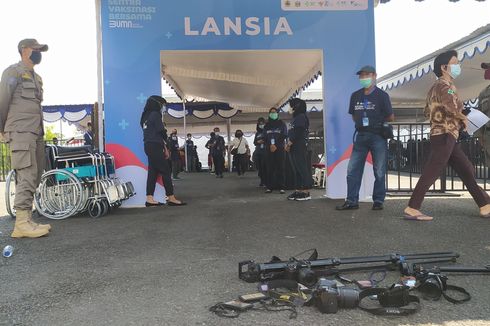 Wartawan Dilarang Liput Hari Pertama Vaksinasi Massal untuk Lansia di GOR Satria Purwokerto