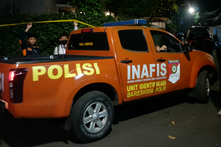 Mobil Inafis Mabes Polri terpakir di area sekitar rumah singgah Kadiv Propam Polri Irjen Ferdy Sambo di Kompleks Polri Duren Tiga, Jakarta Selatan, Selasa (12/7/2022) malam.