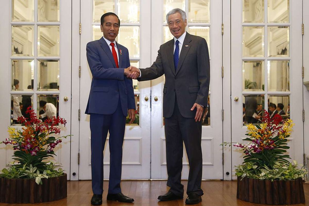 President Joko Widodo and Singaporean Prime Minister Lee Hsien Loong during the formers visit to Singapore on Tuesday (8/10/2019)