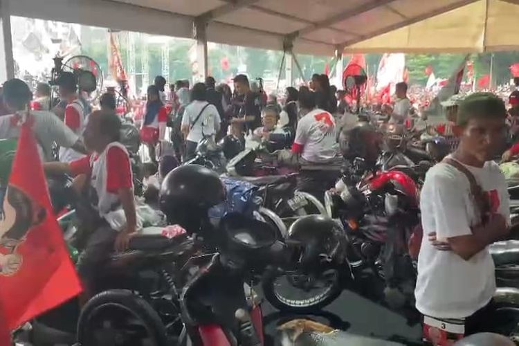 Disabilitas menggunakan sepeda motor yang dimodifikasi untuk bisa menonton gelaran kampanye akbar atau hajatan rakyat Ganjar-Mahfud di Lapangan Pancasila, Simpang Lima, Kota Semarang, Sabtu (10/2/2024) sore.