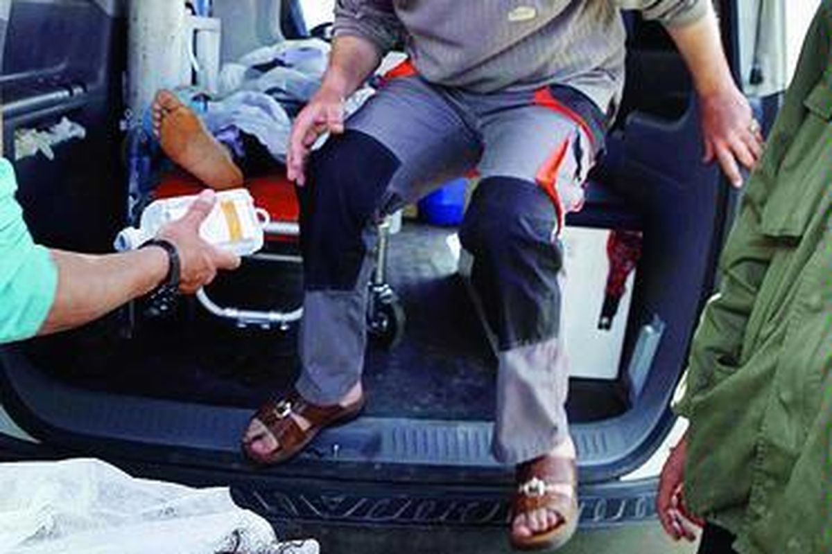 Seorang warga Libya dari kelompok anti-Khadafy yang terluka tiba di rumah sakit menyusul pertempuran dengan kelompok pro-Khadafy di Ras Lanuf, Libya, Selasa (29/3). Tank dan roket dilepaskan pasukan Pemerintah Libya untuk mematahkan serangan dari kelompok anti-Khadafy.