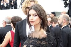 Emily Ratajkowski Kesal Karena Warganet Menyebutnya Ibu yang Buruk