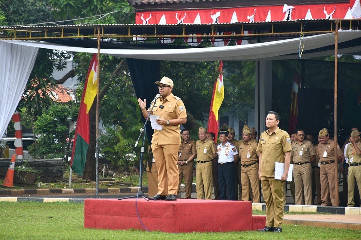 Bupati Batang M Faiz Kurniawan saat memimpin Apel Pagi di halaman Pendapa, Kabupaten Batang, Selasa (14/4/2025).
