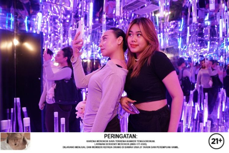 Ruangan di dalam Box Pop diisi oleh cermin-cermin yang memantulkan cahaya biru dan ungu untuk menciptakan ilusi ruangan luas tak berbatas.