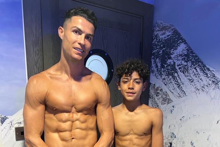 Cristiano Ronaldo dan anaknya berpose di Instagram