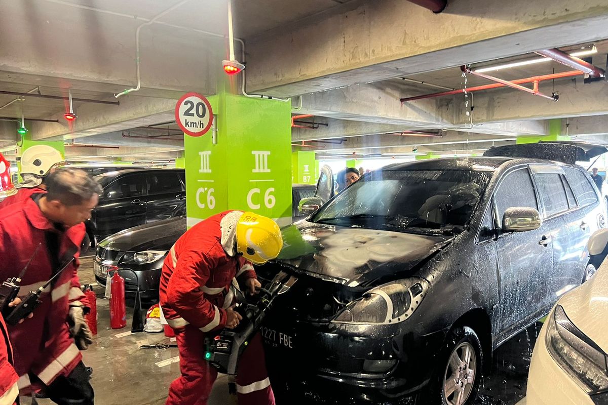 Personel AIRPORT RESCUE & FIRE FIGHTING (ARFF) saat memeriksa mobil Honda Innova yang terbakar di area parkir lantai 3 Blok 6c, Bandara I Gusti Ngurah Rai Bali, Tuban, Kabupaten Badung, Bali, pada Kamis (3/8/2023).  /Humas Polres Kawasan Bandara Ngurah Rai