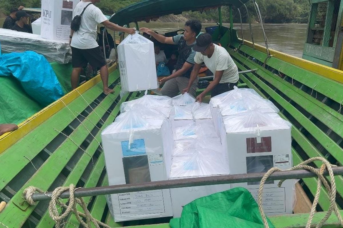 Distibusi logistik Pilkada 2024 sampai di daerah pedalaman Long Apari, Kabupaten Mahakam Ulu, Kalimantan Timur. Logistik dilengkapi pelampung berupa jerigen plastik untuk mengantisipasi arus pasang Sungai Mahakam