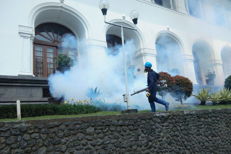 Petugas saat melakukan fogging di Gedung Sate, Jalan Diponegoro, Jumat (8/2/2019).