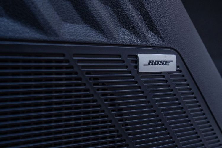 STARGAZER Cartenz X dilengkapi perangkat audio BOSE&reg; Premium Sound System dengan delapan speaker, yang menghadirkan kualitas suara jernih dan seimbang di seluruh kabin. 