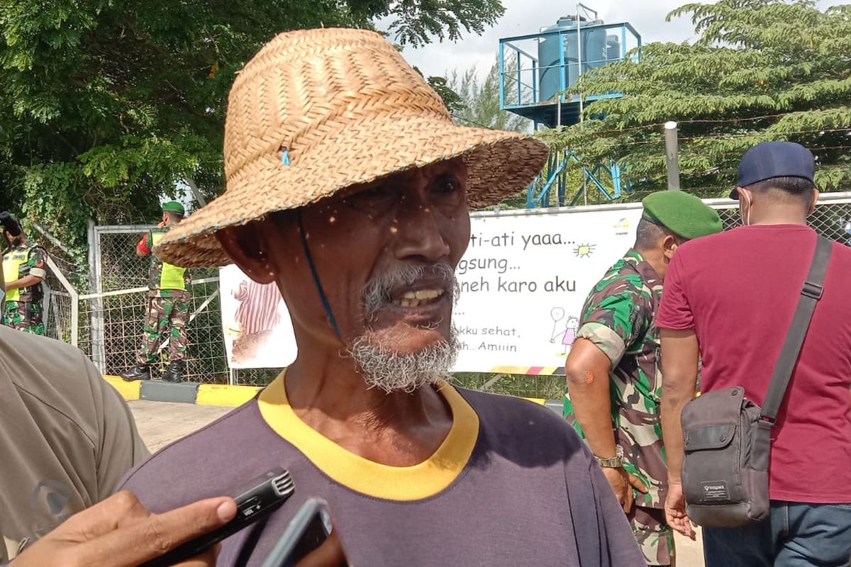 Warga bernama Musanam mengaku menyesal menjual tanahnya di sekitar kilang minyak Tuban, Jawa Timur.
