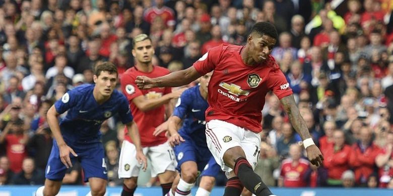 Marcus Rashford melepas tendangan penalti pada pertandingan Manchester United vs Chelsea dalam  lanjutan Liga Inggris di Stadion Old Trafford, 11 Agustus 2019. 